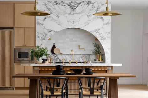 A marble hood creates a bold contrast in this soft kitchen | Livingetc Marble Hood, Kitchen Color Combos, Dwell Kitchen, Modern Spanish Style, Luxurious Kitchens, Victorian House Interiors, Soft Kitchen, Kitchen Fan, Natural Wood Kitchen