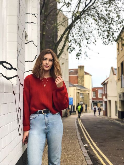 Red Shirt And Jeans Outfit Casual, Red Shirt Winter Outfit, Jeans And Red Top Outfit, Crop Jumper Outfit, Red Tshirt Outfit Casual, Red Shirt And Jeans Outfit, Red Top Outfit Ideas, Red Clothes Casual, Red Longsleeves Outfit