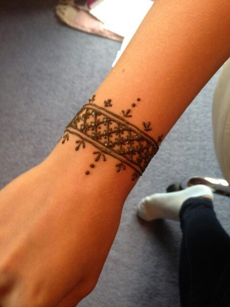 Bracelet henna Henna Bracelet Design Simple, Hand And Wrist Henna, Simple Henna Bracelet, Wrist Henna Designs Bracelets, Henna Arm Band Tattoo For Women, Henna Pen, Henna Artist, Henna, Tattoos