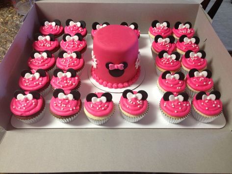 Minnie Mouse Cupcake Cake Ideas | Minnie Mouse smash cake and cupcakes Minnie Mouse Cupcake Cake, Cakes Disney, Disney Stores, Nemo Disney, Disney Parties, Minnie Mouse Decorations, Mouse Cupcakes, Minnie Mouse Birthday Cakes, Minnie Mouse Cupcakes