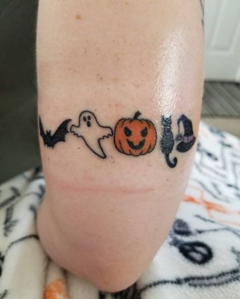 170 Spooky Halloween Tattoos Ideas With Pics (2022) - TattoosBoyGirl Cute Halloween Tattoos, Tattoos 2024, Pumpkin Tattoo, Bat Tattoo, Witch Tattoo, Inspiration Tattoo, Tattoos Geometric, Spooky Tattoos, Halloween Tattoo