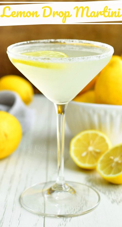 Lemon Vodka Drinks, Martini Recipes Easy, Lemon Drop Martini Recipe, Lemon Martini, Mojito Recipe Classic, Cranberry Juice And Vodka, Vodka Cranberry, Lemon Vodka, Cocktail Martini