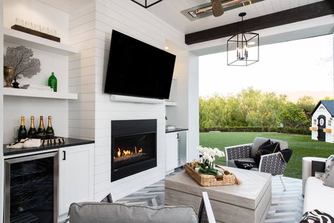 Here are 5 tips from design experts on how to create the perfect indoor/outdoor living space. From defining the space to choosing outdoor furniture, read on. Indoor Outdoor Living Room, California Room, Indoor Outdoor Fireplaces, Outdoor Living Space Design, Outdoor Gas Fireplace, Patio Inspiration, Outdoor Living Design, Outdoor Living Room, Outdoor Entertaining Area