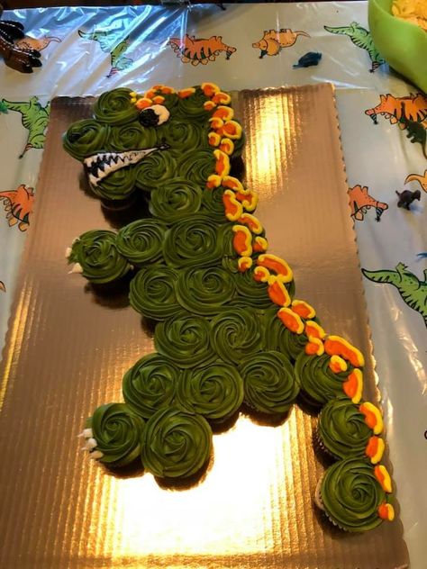 Dinosaur Cupcake Cake, Dinosaur Cupcake, Cupcakes Design, Make A Dinosaur, Dinosaur Birthday Theme, Dinosaur Cupcakes, Dinosaur Birthday Party Decorations, Dinosaur Birthday Cakes, Dinosaur Themed Birthday Party