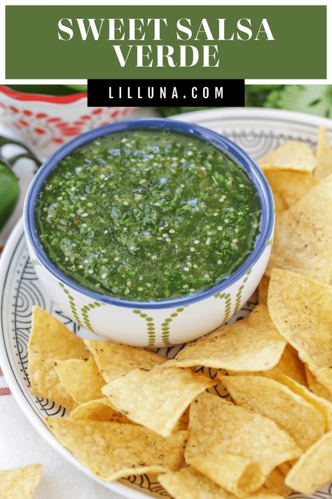 Sweet Salsa Verde - a delicious salsa recipe that is sweet and spicy and takes just minutes to make. Ingredients include tomatillos, jalapeños, sugar, & cilantro. #sweetsalsaverde #salsaverde #sweetsalsa #greensalsa #sweetandspicy Beats Recipe, Sweet Salsa, Quick Salsa, Savory Dips, Salsa Verde Recipe, Homemade Salsa Recipe, Verde Recipe, Recipes Authentic, Green Salsa