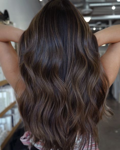 Explore 28 Stunning Fall Hair Colors for Brunettes in 2024: From Dark to Caramel Highlights Styles for a Trendy Look Dark Auburn Highlights, Dark Caramel Highlights, Highlights Styles, Fall Hair Colors For Brunettes, Balayage Techniques, Hair Colors For Brunettes, Colors For Brunettes, Auburn Highlights, Balayage Technique