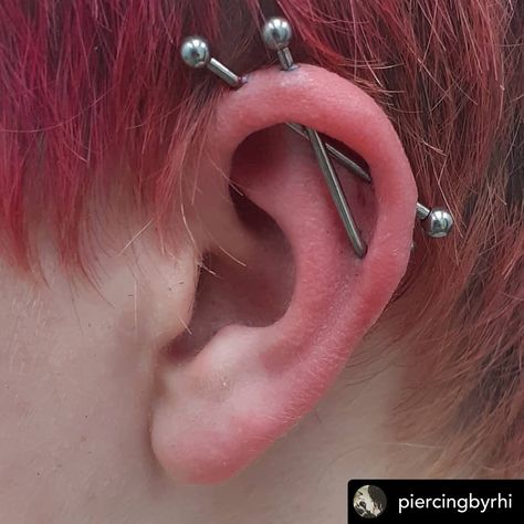 Industrial Piercing Men, Double Industrial Piercing, Bar Ear Piercing, Tattoos Man, Industrial Bar Earring, Web Piercing, Industrial Bar Piercing, Mod Jewelry, Cool Ear Piercings