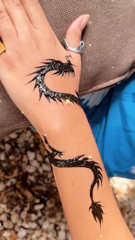 Dragon Henna, Henna Designs Arm, Dragon Hand Tattoo, Henna Black, Wrap Around Wrist Tattoos, Wrist Henna, Around Arm Tattoo, Wrap Around Tattoo, Henna Style Tattoos