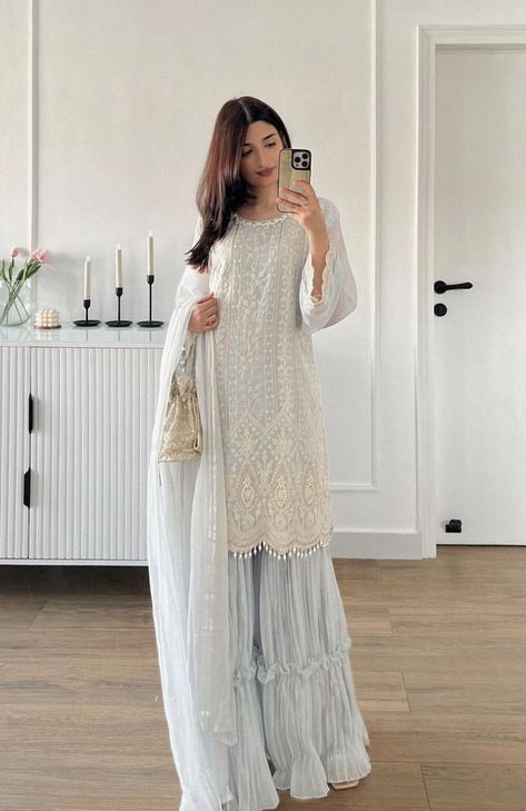 Aesthetic Frock Designs, Pakistani Dresses Frock, Lavender Indian Dress, Stylish Pakistani Outfits, Zari Work Suits, Heavy Pakistani Suits, Pakistani Embroidery, Dresses Islamic, Desi Clothing