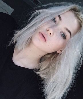 tumblr photos for on your icon, packs, etc. 			 … #diversos # Diversos # amreading # books # wattpad White Hair Dark Skin, Hair Pale Skin, Girl With Green Eyes, Medium Hair Styles For Women, Balayage Hair Blonde, Platinum Blonde Hair, Pale Skin, Grunge Hair, Platinum Blonde