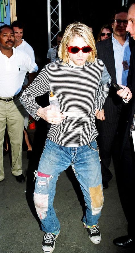 Kurt Cobain Costume, Kurt Cobain Fashion, Kurt Cobain Outfit, Kurt Cobain Style, Nirvana Lyrics, 90s Fashion Grunge Outfits, Kurt Cobain Photos, Nirvana Kurt Cobain, Fall Fashion Skirts