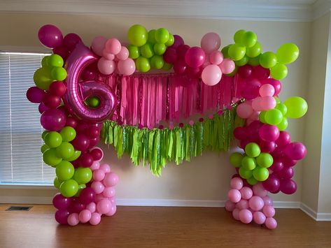 #disneyzombies #zombies2 #pinkandgreen #birthdayideas Disney Zombies Birthday Party Ideas, Zombies Party Disney, Zombies 3 Birthday Party Ideas, Zombies Disney Birthday Party, Zombie 3 Disney Party, Zombies 3 Disney Party, Zombies 2 Birthday Party Ideas, Pink And Green Balloon Garland, Zombies Disney Party