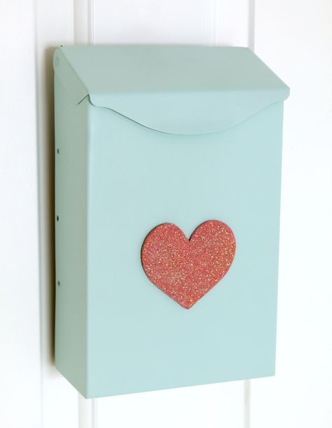 Great idea for any parent who has to make a "Valentine Mail Box" for school.  Why didn't I think of this??? Kids Mailbox Ideas, Diy Mailbox Ideas For Kids, Mail Box Ideas Diy, Kids Mailbox, Mailbox Diy, Kids Valentine Boxes, Diy Mail, Diy Mailbox, Valentine Mailbox