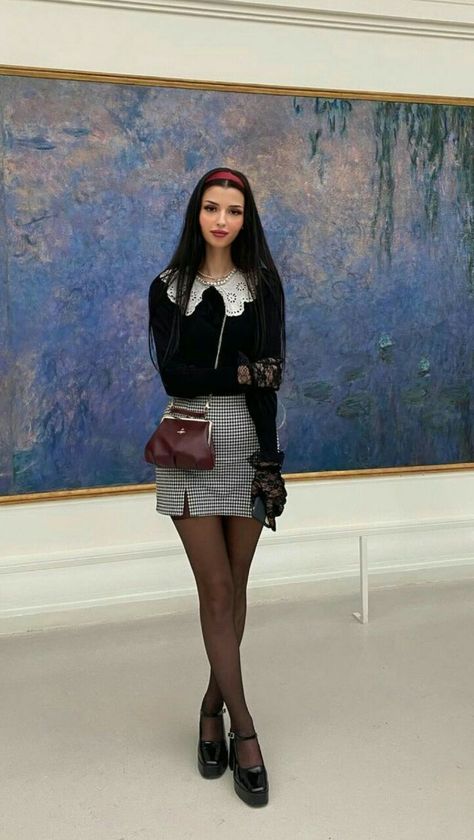 museum art fashion aleman girl pretty smart 90s Bussines Woman, Gothic Old Money Outfits, Museum Dress Outfit, Museum Winter Outfit, Persephonesblood Aesthetic, Art Museum Fits, Smart Girl Outfit, Cute Museum Outfits, Museum Outfit Ideas Casual