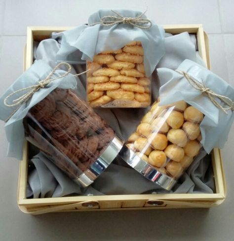 Biscuit Hamper Ideas, Cookies Hampers, Hampers Kue, Hampers Packaging, Ide Hampers, Hamper Diy, Eid Hampers, Biscuits Packaging, Homemade Gift Baskets