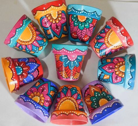 Macetas De Barro Decoradas Pintadas Barnizadas N°10 Naymará | Mercado Libre Mexican Talavera Pottery, Creative Wall Painting, Plant Pot Design, Flower Pot Art, Terra Cotta Pot Crafts, Painted Pots Diy, Terracotta Flower Pots, Painted Plant Pots, Painted Clay Pots