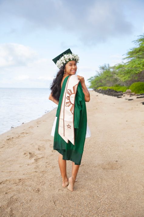 Polynesian Senior Pictures, Hawaii Graduation Photos, Beach Graduation Pictures, Hawaiian Graduation, Graduation Pictures Outfits, Grad Picture Ideas, College Grad Photos, Polynesian Dance, College Graduation Pictures Poses