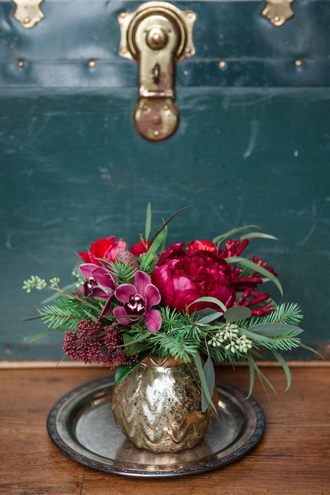 Pink Tones- ELLEDecor.com Holiday Flower Arrangements, Xmas Flowers, Winter Flower Arrangements, Holiday Floral Arrangements, Winter Floral Arrangements, Christmas Flower Arrangements, Holiday Arrangement, Christmas Floral Arrangements, Christmas Interiors