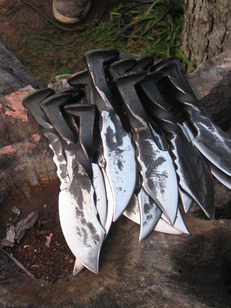 Rail Road Spikes Ideas, Railroad Spikes Hoodoo, Railroad Spike Knife How To Make, Forged Knives Diy, Railroad Spikes Crafts, Road Spikes, Railroad Spike Knife, Forging Knives, Black Smithing