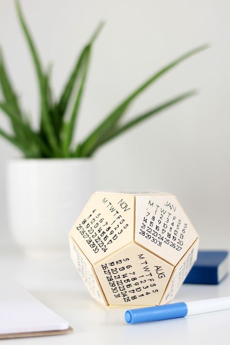 DIY Wooden Perpetual Desk Calendar Wood Cricut Projects, Wood Cricut, Diy Wooden Desk, Wooden Desk Calendar, Diy Crafts Desk, Diy Desk Calendar, Handmade Gift For Him, Wooden Calendar, Thoughtful Gifts For Him