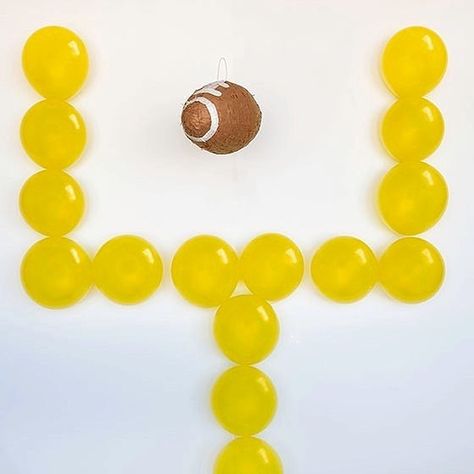 Memorable Occasions on Instagram: “Have an empty wall you need decorated for #superbowlsunday??? Stick YELLOW BALLOONS on the wall to create a GOAL POST.  Then add a FOOTBALL…” Super Bowl Balloon Decor, Balloon Goal Post, Superbowl Photo Backdrop, Football Balloon Backdrop, Football Goal Post Balloons, Balloon Football Goal, Tailgate Party Decorations, Football Goal Post, Diy Halloween Luminaries