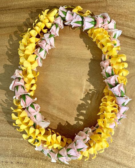 Native Intelligence on Instagram: “Ka Lei o Ka Lā: Puakenikeni and blush pink loke twist! Ready for whoever will claim it first. ✨ . . #nativeintelligence #puakenikeni…” Kahoa Lei, Pakalana Lei, Puakenikeni Lei, Lei Flower, Haku Lei, Lei Making, Ribbon Lei, Flower Lei, Graduation Party Themes