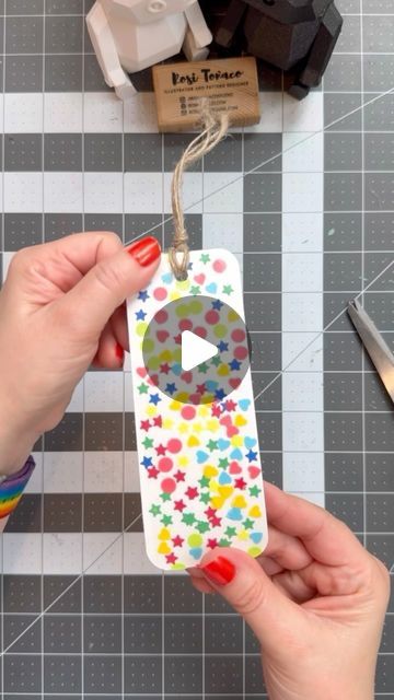 Paint Chip Bookmarks Diy, Packing Tape Crafts, Book Mark Making Ideas, Book Markers Ideas Diy, Diy Book Markers Ideas, Book Mark Making, Idea Craft, Diy Marker, Confetti Pattern