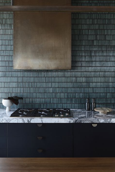 Gallery of Cliff House / Auhaus Architecture - 9 Tiling Kitchen, Auhaus Architecture, Mound House, House In Australia, Japanese Tile, Kitchen Splashback Tiles, Cliff House, Concrete Home, Dark Kitchen