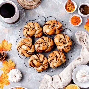 Creamy Leek Soup Without Potatoes - 30 Minutes - My Vegan Minimalist Vegan Pumpkin Roll, Pumpkin Rolls, Vegan Minimalist, Vegetable Stock Cubes, Vegan Cauliflower, Pumpkin Roll, Pumpkin Spice Syrup, Leek Soup, Food Photography Tips