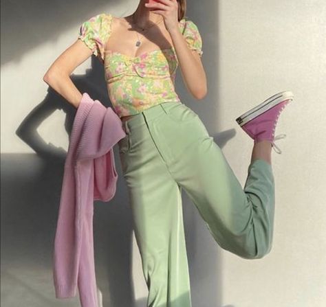 Green Jeans Outfit, Trendy Outfits 2020, Green Pants Outfit, Jeans Rosa, Soft Things, Summer Fashion For Teens, Summer Outfits Women Over 40, Summer Outfits For Moms