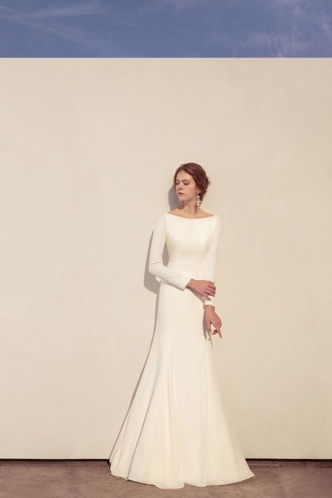 Korean Wedding Dress, Baju Kahwin, Plain Wedding Dress, Minimal Wedding Dress, Nikah Dress, Simple Wedding Gowns, Bride Dress Simple, Stylish Wedding Dresses, Top Wedding Dresses