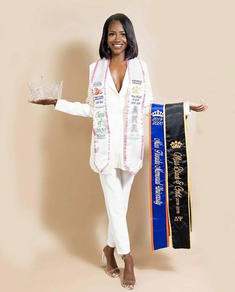 College Graduation Photoshoot, Graduation Look, Divine 9, Grad Photoshoot, Graduation Photography, Graduation Photoshoot, Grad Pics, Young Black, Sorority And Fraternity