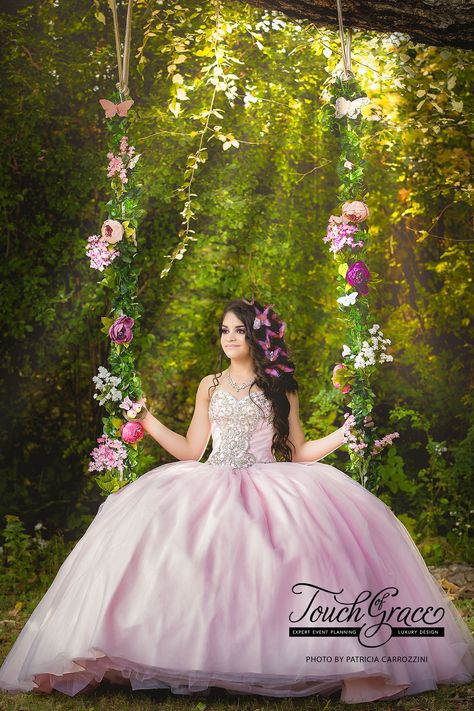 Butterfly Queen. Beautiful floral swing for this Princess on her Sweet 16 Photoshoot Sweet 16 Photoshoot, Quinceañera Photoshoot Ideas, Quince Photoshoot Ideas, 16 Photoshoot, Quince Photoshoot, Sweet Sixteen Photography, Quince Pictures, Sweet 16 Pictures, Butterfly Queen