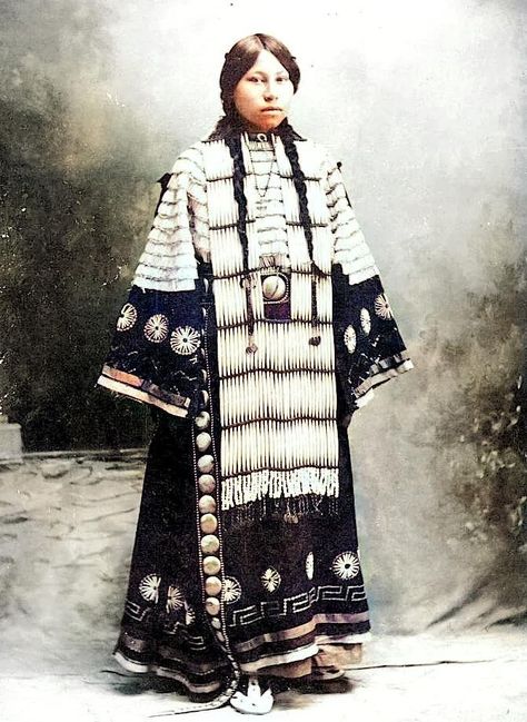 Native Clothing, Native American Dress, Native American Clothing, Native American Photos, Indigenous Americans, Native American Peoples, Native American Heritage, Native American Tribes, Native American History