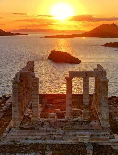 Ancient Greece Aesthetic, Temple Of Poseidon, European Bucket List, Ancient Greek Architecture, The Secret History, Fantasy Aesthetic, Greek Island, Athens Greece, The Temple