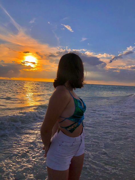 Candid Beach Pictures, Fake Photo Short Hair, Beach Post, Beach Photo Inspiration, Beach Instagram Pictures, Drawing Hair Tutorial, Mirror Selfie Poses, Beach Pictures Poses, Beach Photography Poses