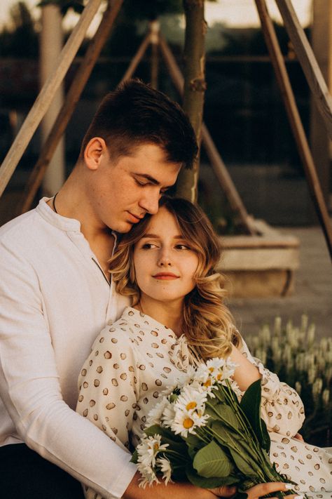 Couple Flowers Photography, Couple Photos With Flowers, Wild Flower Couple Pictures, Couple Shoot In Flower Field, Couple Photoshoot Wildflowers, Fashion Editorial Couple, Pre Wedding Photoshoot Props, Save The Date Pictures, Wedding Photoshoot Props