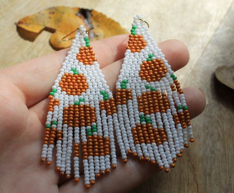 Little pumpkin seed beaded earrings. These earrings are the perfect addition to any autumn outfit. The orange and white colors of the beads are indicative of the changing season, and the beads are small enough to be very lightweight and comfortable. Hurry and get your pair now before they're all gone! These earrings are sure to become a favorite and a great addition to your collection. Embrace the autumn season with these adorable earrings. My items are all 100% handmade and made out of high-quality materials, plus they all have FREE SHIPPING so you won't pay more!  Each pair includes a pair of gold metal lack backs. Made with glass seed beads and stainless steel ear wire. These are some of my favorite beaded fringe earrings and I hope they are the perfect pair for you! Thank you for stopp Turkey Beads, Halloween Jewelry Diy, Halloween Beaded Jewelry, Seed Beaded Earrings, Fall Bead, Seed Bead Flowers, Pumpkin Bead, Holiday Beading, Beadwork Designs