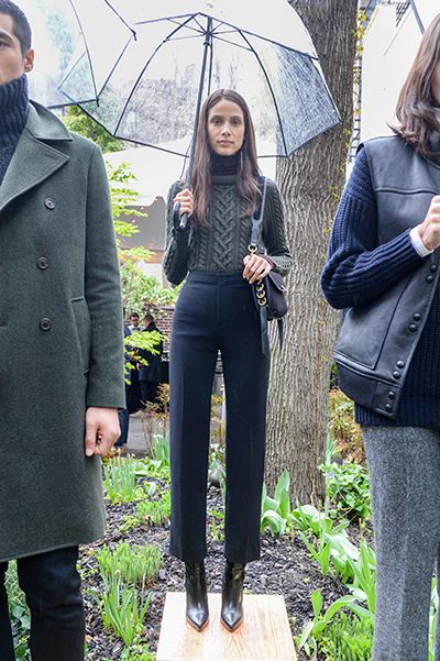 Chic Rain Outfit, Rain Fits, Presentation Outfit, Rain Outfits, Rain Outfit, Hilary Rhoda, Leandra Medine, Look Formal, Paris Mode