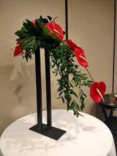 Anthurium Arrangement, Scabiosa Flower, Arreglos Ikebana, Cascade Design, Contemporary Flower Arrangements, Garden Pathways, Altar Flowers, Cascading Flowers, Modern Floral Design