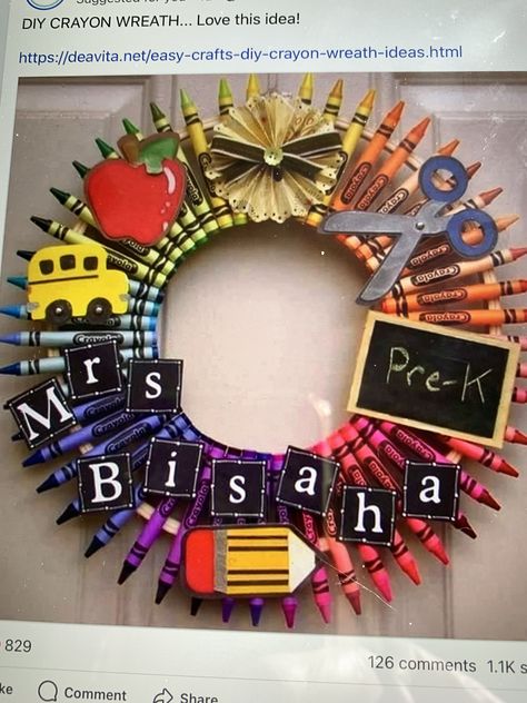 Classroom Wreath, Classroom Decoration Ideas, Crayon Wreath, School Wreaths, Teacher Wreaths, Diy Crayons, Appreciation Gifts Diy, Teacher Appreciation Gifts Diy, Teachers Diy