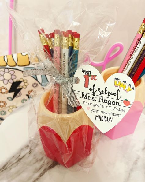 Pencil Cup Holder, First Day Of School Teacher, Engraved Pencils, Pencil Gift, Personalized Pencils, Heart Card, Pencil Cup, School Teacher Gifts, Personalized Gift Wrap