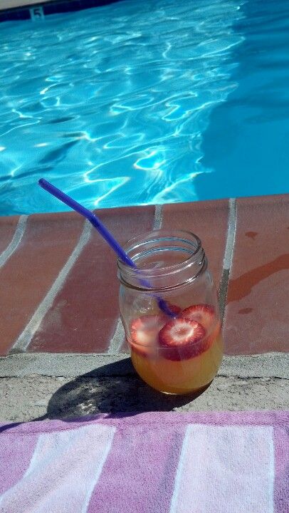 Pool side strawberry lemonade<3 Pool Side Drinks, Summer Lemonade, Pool Side, Strawberry Lemonade, The Pool, Lemonade, Rose Wine, Alcoholic Drinks, Siding