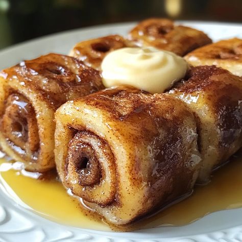 Cinnamon Roll French Toast Roll-up Potato Hamburger Soup, Sausage And Cream Cheese, Cinnamon Roll French Toast Casserole, Stuffing Balls Recipe, Fast Appetizers, Stuffed French Toast Cream Cheese, Cinnamon Roll French, French Toast Roll Ups, Cinnamon Roll French Toast