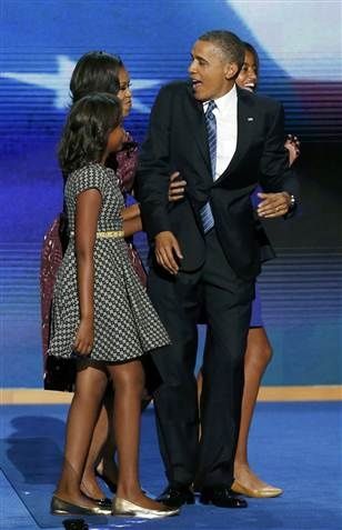 Sasha And Malia Obama, Barak And Michelle Obama, Mr Obama, Barack Obama Family, Malia And Sasha, Michelle Obama Fashion, Sasha Obama, Malia Obama, Michelle And Barack Obama