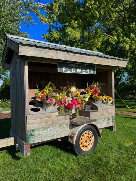 Farm Stand Cart, Roadside Flower Stand Ideas, Roadside Flower Stand, Farm Cart, Flower Wagon, Travel Display, Flower Carts, Micro Bakery, Market Cart