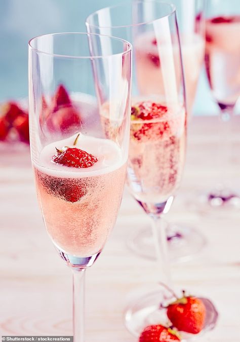 Strawberry Fizz, Pink Prosecco, Candle Fragrance Oil, Strawberry Champagne, Candle Supplies, Paraffin Candles, Snacks Für Party, Sweet Scents, Pink Champagne