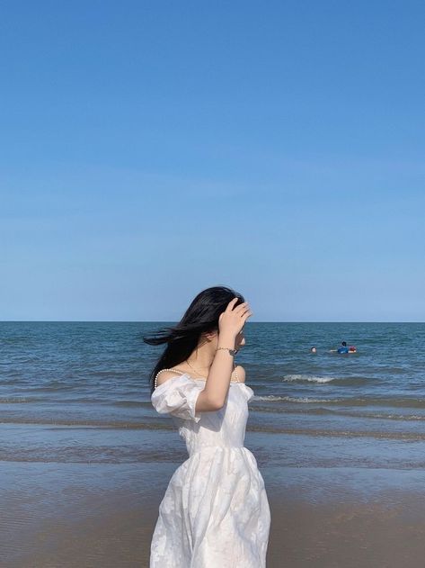 Dress Pantai, Beach Poses With Dress, Beach Photo Inspiration, Vacation Pics, Sea Style, Summer Picture Poses, 사진 촬영 포즈, Beach Pictures Poses, Beach Photography Poses