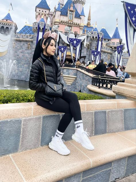 Winter Universal Studios Outfit, Disney Outfits Buchifresa, Universal Studios Outfit January, Disney Baddie Outfits, Winter Disney World Outfits Women, Downtown Disney Outfit, Orlando Winter Outfits, Disney Winter Outfits Women, Orlando Outfits Winter