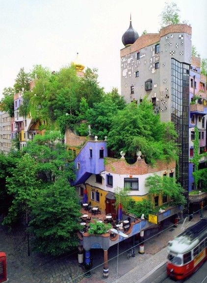 Hundertwasser ecologista Rooftop Gardens, Blue Doors, Green Roofs, Living Roofs, Cultural Architecture, Green City, Rooftop Garden, Roof Top, Roof Garden